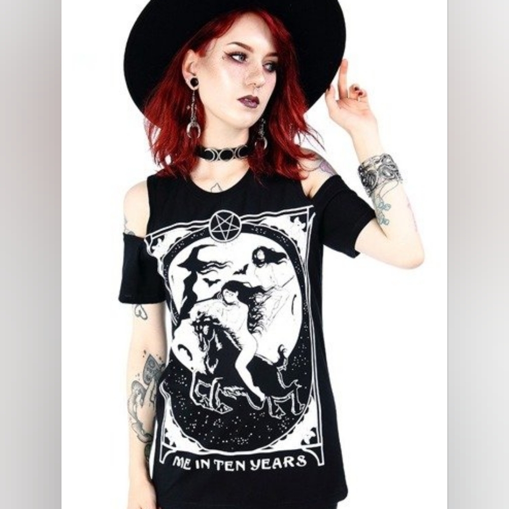 Witch cold shoulder graphic tee